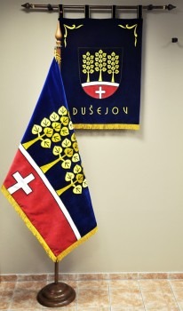 Vyšívané symboly, znak a vlajka, pre obec Dušejov.