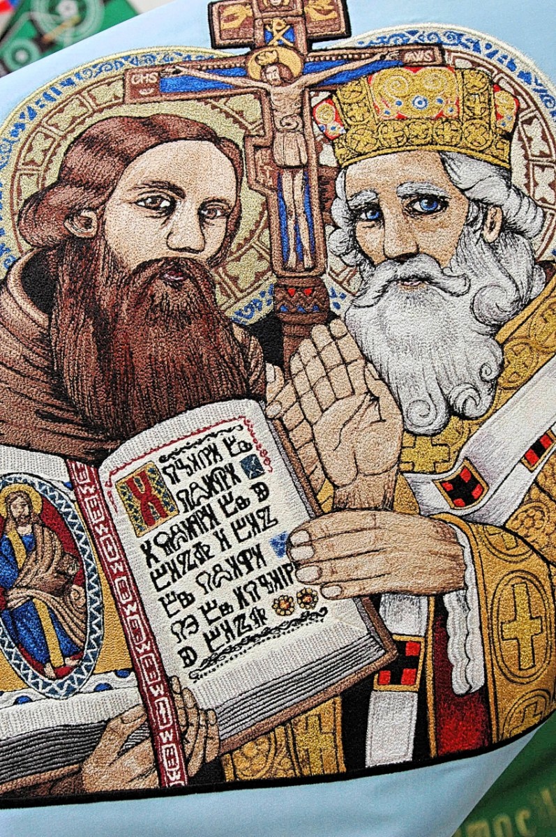 Detail ručnej výšivky, tzv. maľby ihlou, sv. Cyrila a Metoda na slávnostnom saténovom prápore jednoty Orel Boleradice.
