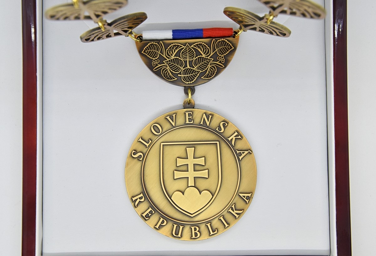 Drevený box na starostovskú medailu.