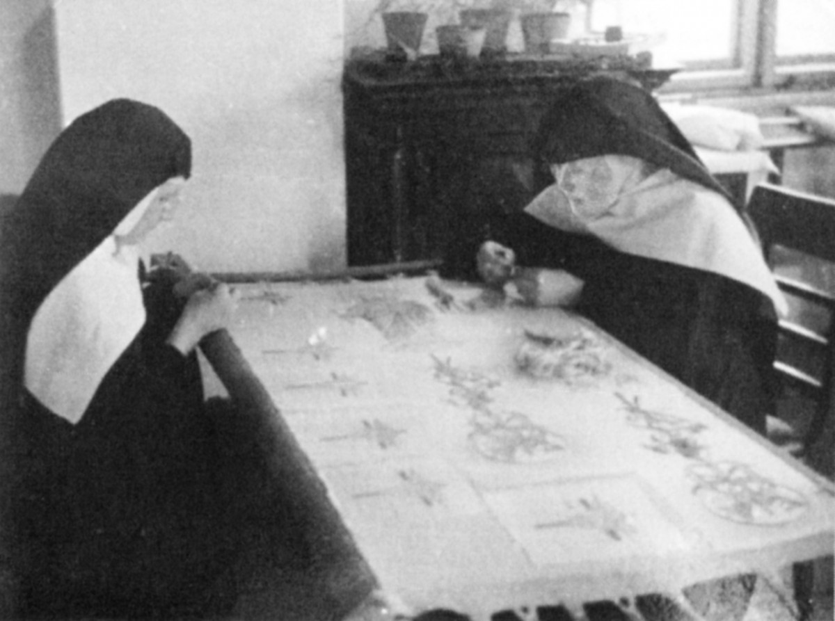 Rádové sestry pri ručnom vyšívaní v kláštornej dielni.