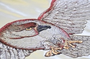 Náročná vyšívacia technika tzv. maľby ihlou na sokolskom prápore, ktorá umožní verne a pôsobivo zachytiť všetky detaily z predlohy, detail výšivky o rozmere cca 15 x 20 cm.