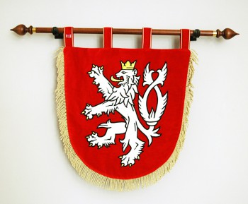 Vyšívaný malý štátny znak (český lev)