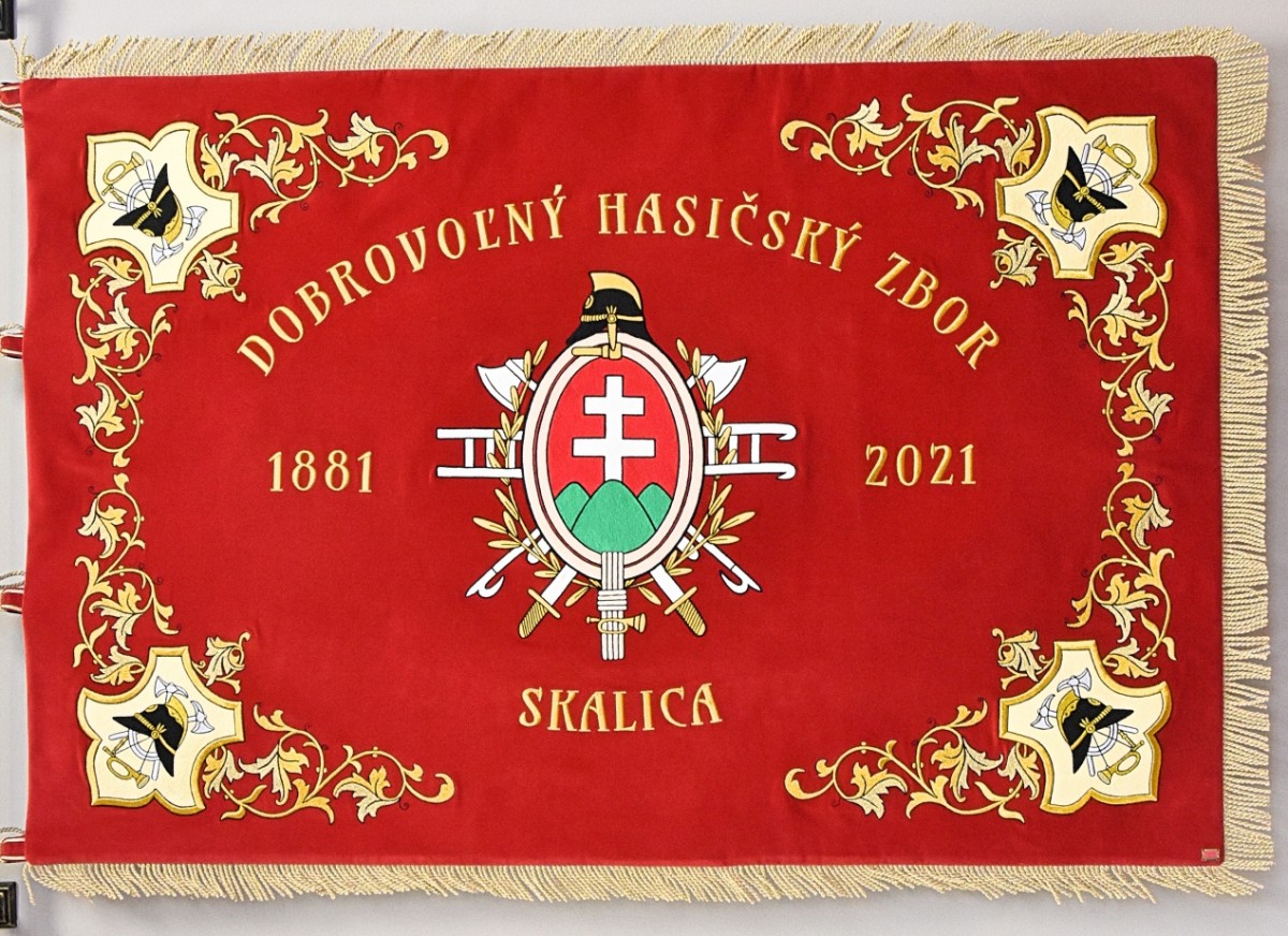 Slávnostná vyšívaná hasičská zástava (avers) DHZ Skalica.