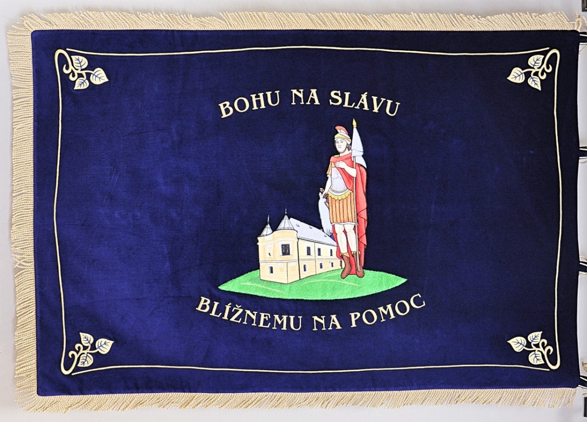Zadná strana zástavy (revers) náleží tradične postave sv. Floriána, DHZ Hrabové.