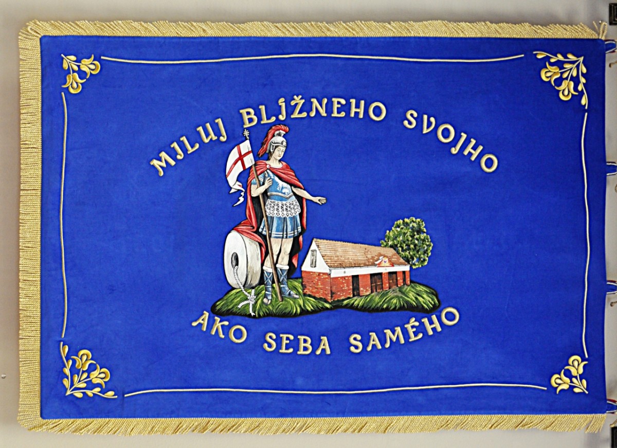 Zadná strana zástavy (revers) náleží tradične postave sv. Floriána, DHZ Častkov.