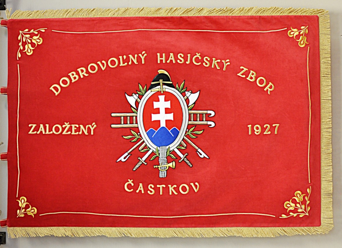 Vyšívaná hasičská zástava so štátnym znakom Slovenska.