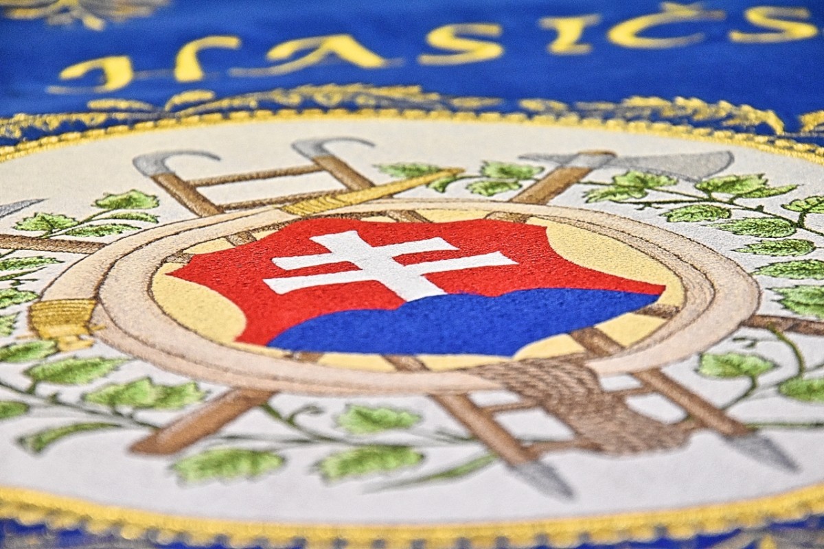 Výšivka veľkého štátneho znaku Slovenskej republiky, zástava pro DHZ Dolná Súča.
