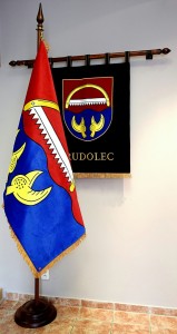 Vyšívané symboly (znak a vlajka) obce Rudolec