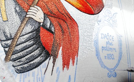 Farba, ktorou vyšívačky vypichujú motív na hasičský prápor, má tajnú receptúru