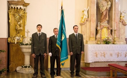 Vyšívaný prápor vykresľuje hlboký zmysel poľovníctva i úctu k prírode