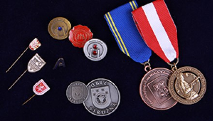 Odznaky, medaily, mince, vyznamenania