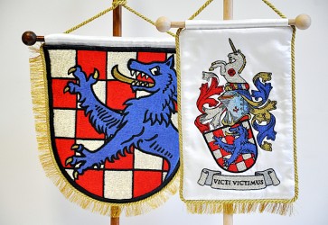 Ukážka realizácie osobného znaku, detail výšivky stolných vlajočiek s osobním znakom