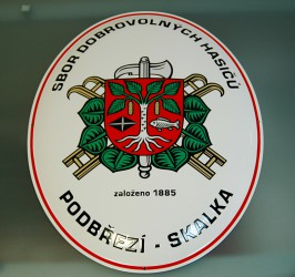 Smaltovaná hasičská oválna ceduľa so znakom SH ČMS a so znakom obce, mestá, predmestia