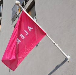 Nástenný sklolaminátový stožiar s vonkajším vedením lanka a kovovou patkou