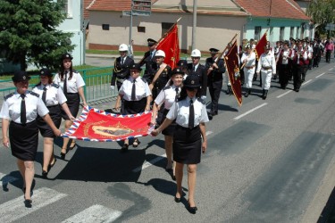 Požehnanie repliky hasičského práporu SDH Blučina 