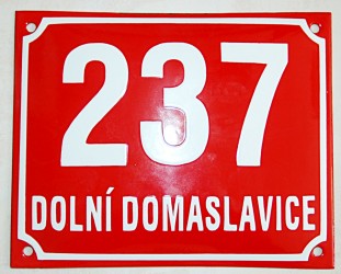 Zákazková výroba smaltovaného označenia budovy 