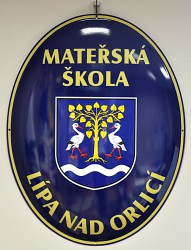 Smaltovaný ovál so znakom obce, mesta, predmestia a názvom inštitúcie
