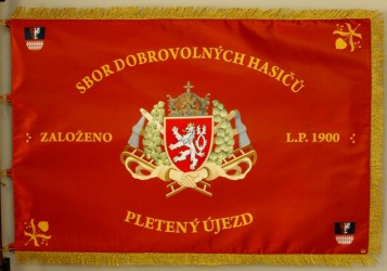 Tlačený prápor SDH Pletený Újezd, predná strana