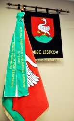 Slávnostné vyšívané symboly obce Lestkov