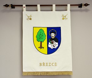 Vyšívaný znak obce Březce vo veľkom prevedení
