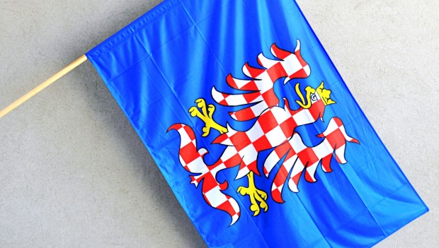 Štědrý mecenáš i tento rok daruje obcím a městům moravskou vlajku