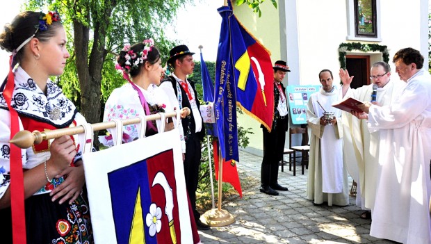 Žehnání vyšívaného znaku a vlajky obce Silůvky